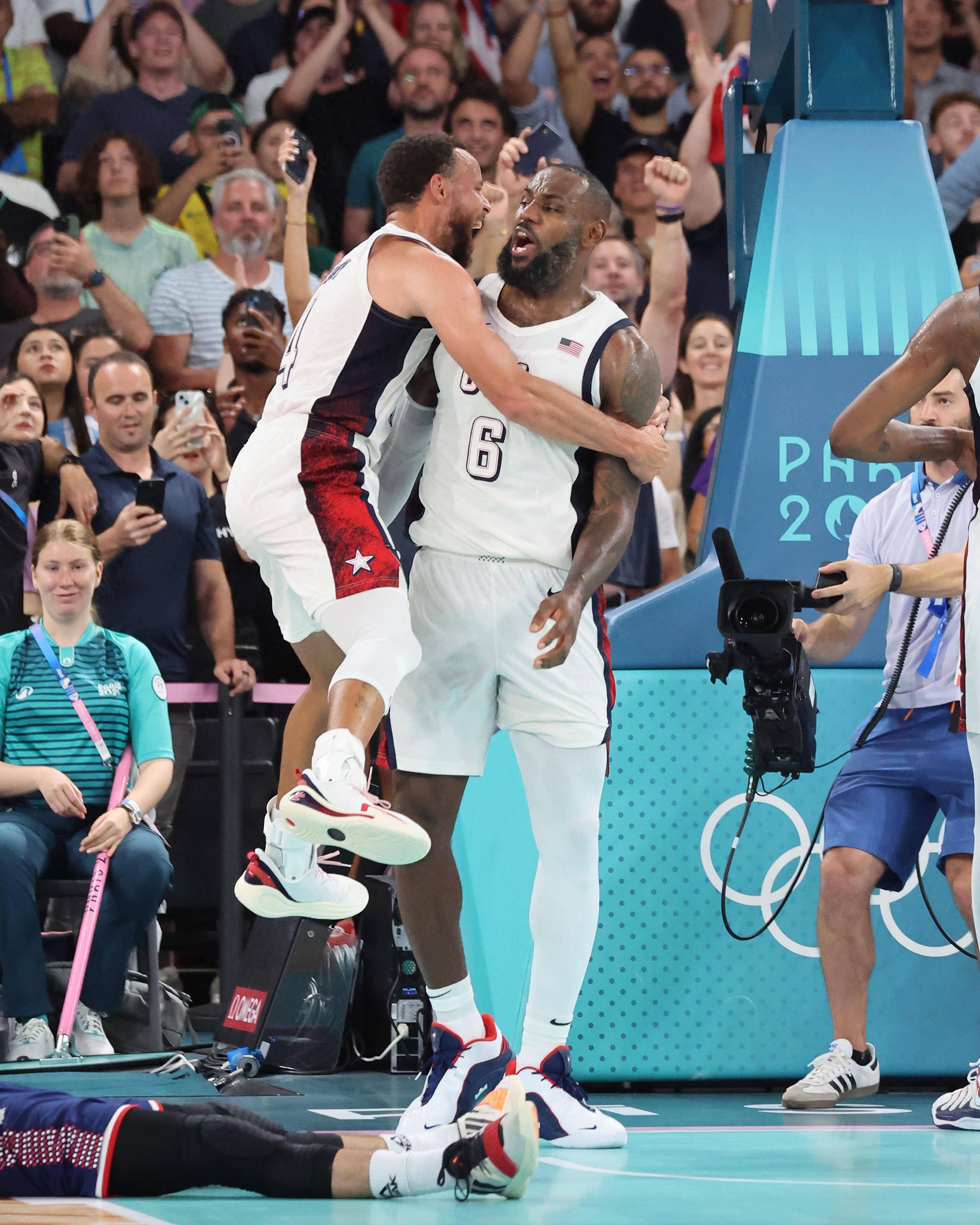 ayx体育-险胜引发热议！，詹姆斯在塞尔维亚队比赛中出色发挥全场沸腾不已的简单介绍-ayx体育